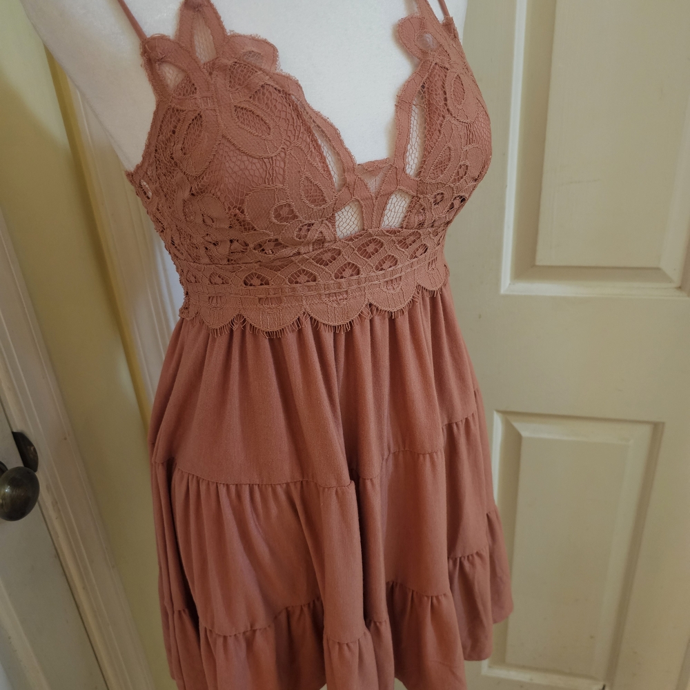 Elegant Lace Tiered Dress in Rose
